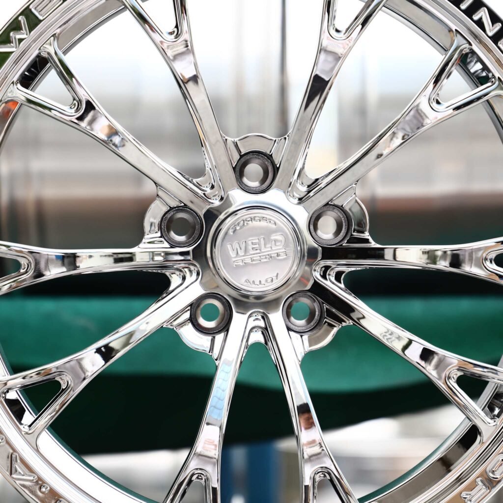 Chrysler 300 wheels – Chrome 10-Spoke Lettered Lip (Weld Racing-Style), lip and barrel detail