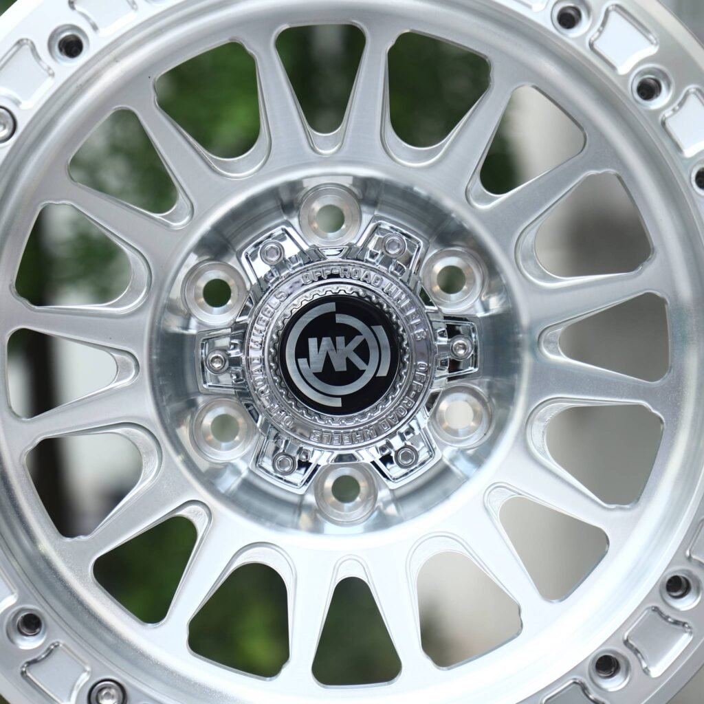 Toyota Tacoma wheels – Polished 18-Spoke Bolted Ring Chrome Cap Beadlock (WK-Style), lip and barrel detail