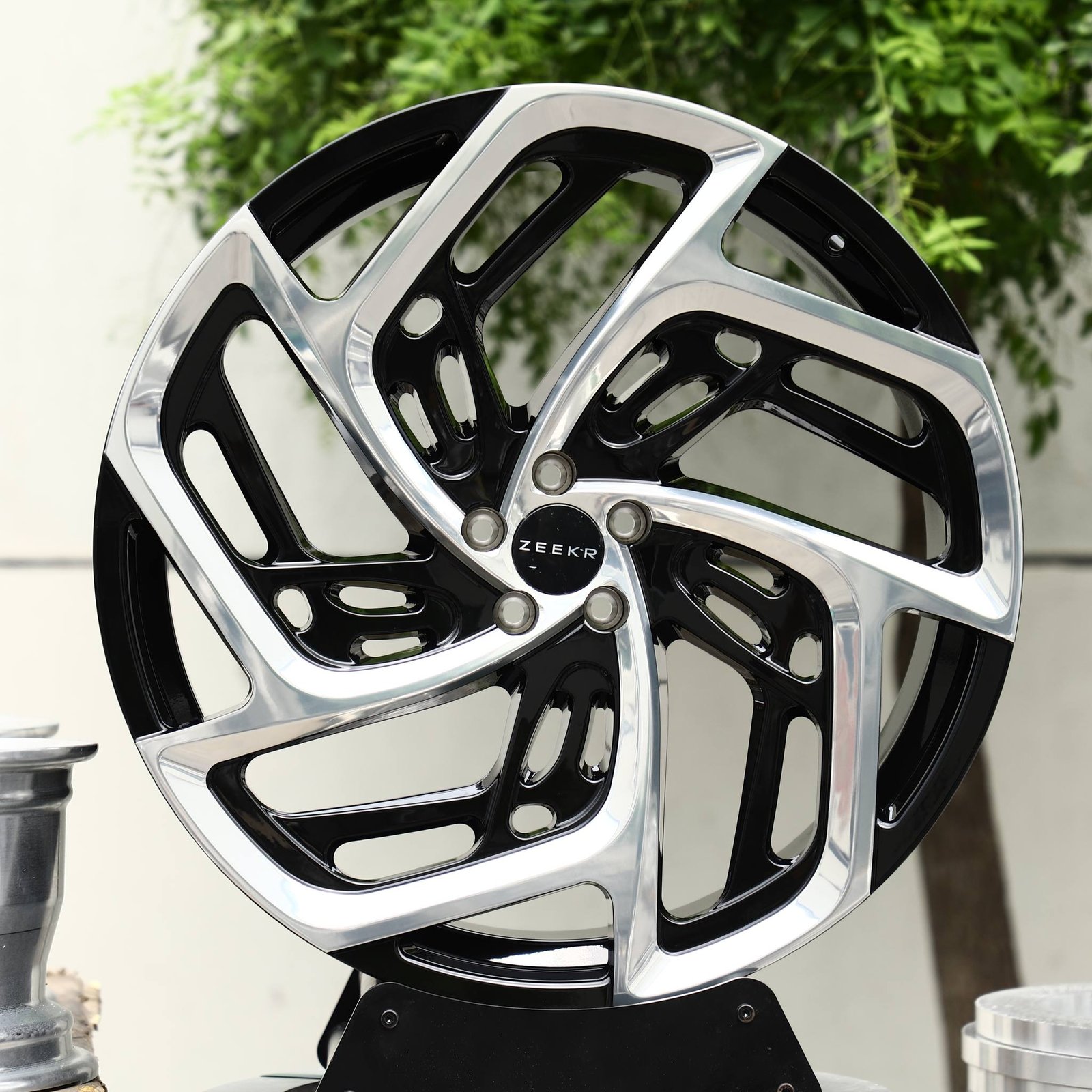 Zeekr 001 wheels – Gloss Black Machined 5-Spoke Swirl Directional (Zeekr OEM-Style), front view