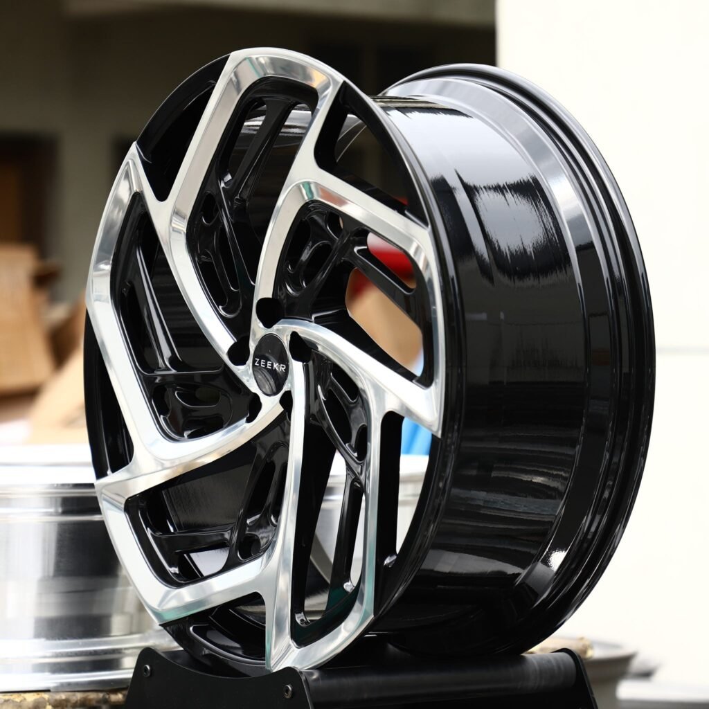 Zeekr 007 wheels – Gloss Black Machined 5-Spoke Swirl Directional (Zeekr OEM-Style), angled view