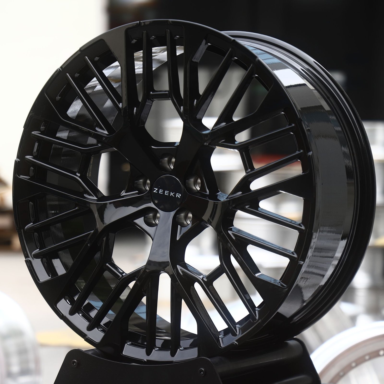 Zeekr 001 wheels – Gloss Black Y-Spoke Mesh (Zeekr OEM-Style), front view